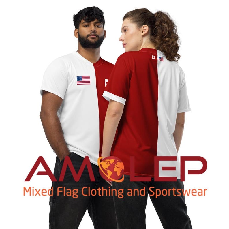 Puede incluir: Dos personas vistiendo camisetas de dise&ntilde;o dividido. Un lado es blanco con una peque&ntilde;a bandera estadounidense, el otro es rojo. Las camisetas tienen el texto "AMOLEP" y "Mixed Flag Clothing and Sportswear" en la imagen.