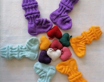 Calcetines infantiles de punto de colores. Ropa elegante y suave para pies pequeños. Calcetines infantiles caprichosos. Lindos calcetines. Calcetines altos de punto.