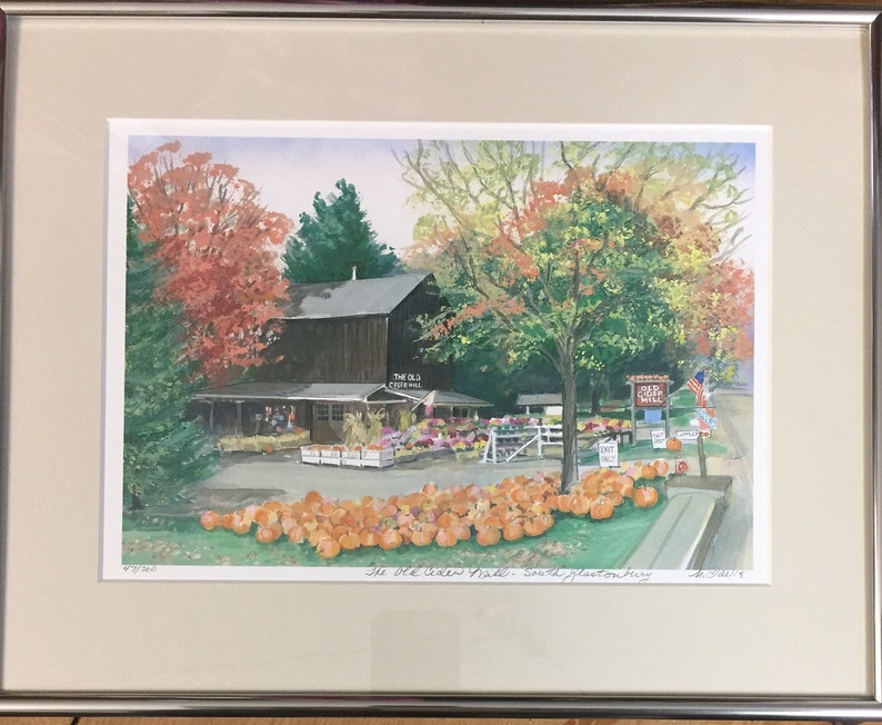 以下が含まれることがあります： 木造の建物と「The Old Cider Mill」と書かれた看板のある農場の売店の水彩画。建物の前にはカボチャが置かれ、木々には秋の紅葉が描かれている。