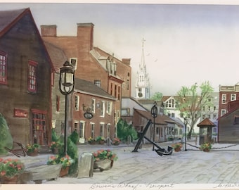Può includere: Un dipinto ad acquerello di una scena di strada a Newport, Rhode Island. Il dipinto raffigura una strada acciottolata fiancheggiata da edifici in mattoni, tra cui una chiesa con un alto campanile. In primo piano ci sono alberi e fiori, e un grande ancora è visibile al centro della strada. Il dipinto è firmato "M. Davis" nell'angolo in basso a destra e intitolato "Bowen's Wharf - Newport" al centro in basso.