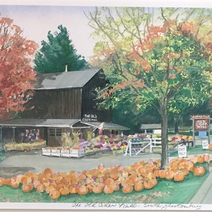 以下が含まれることがあります： 「The Old Cider Mill」と書かれた看板のある、素朴な木造の建物を描いた水彩画。建物は秋の紅葉とカボチャに囲まれている。