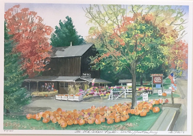 以下が含まれることがあります： 「The Old Cider Mill」と書かれた看板のある、素朴な木造の建物を描いた水彩画。建物は秋の紅葉とカボチャに囲まれている。