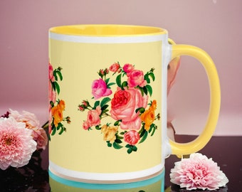 Tasse à thé et café en céramique, jaune à l'extérieur et à l'intérieur. Imprimé de guirlande de roses dans un style shabby chic pour maman