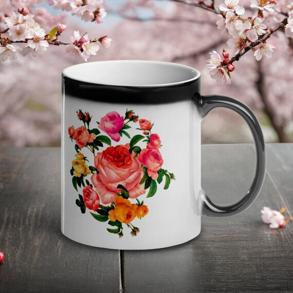 Tasse en céramique avec une magnifique couronne de roses. Style traditionnel anglais Shabby chic. Meilleur cadeau pour amateur des roses