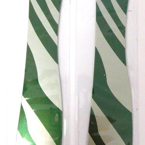 May include: Two Fiskars Tear Edger Wave scissors in packaging. The scissors are green and white with a wavy pattern. The packaging is orange and white with the text "Tear Edger Wave" and "Create natural torn edges" in English, French, and Spanish.