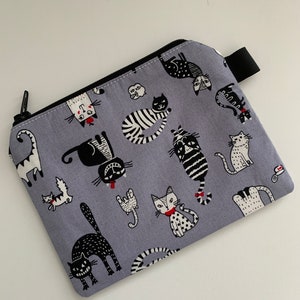 Monedero hecho a mano en tela 100 % algodón gris/malva con adorables gatos. Regalo para profesores, ideal para rellenar calcetines navideños o para regalar en el buzón.