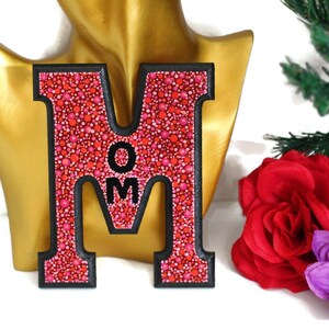 Placa M para mãe - Presente de aniversário para mãe - Decoração pintada à mão - Decoração personalizada para casa de mãe - Placa de madeira para mamãe - Arte de pontos pontilhistas
