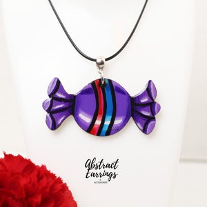Colar com pingente de doce vintage - Pingente de chiclete de resina - Grandes ideias de presentes doces de madeira - Arte vestível exclusiva - Acessórios de moda alimentar