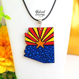 Collar con colgante de la bandera del estado de Arizona, joyería de madera pintada a mano - Mapa de Arizona del suroeste del desierto - Regalos del orgullo de Arizona - Arte de puntillismo