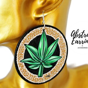 Pendientes de hoja de marihuana, pendientes de arte cannábico - Regalo genial para fumadores de marihuana - Regalo para el Día de la Mujer - Joyería psicodélica pintada a mano