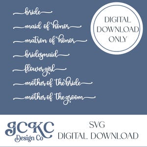 Puede incluir: Un diseño de descarga digital sobre un fondo azul. El diseño incluye las palabras "bride", "maid of honor", "matron of honor", "bridesmaid", "flower girl", "mother of the bride" y "mother of the groom" en escritura blanca. Un círculo blanco con "DESCARGA DIGITAL SOLAMENTE".