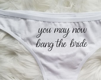 String You May Now Bang the Bride - Lingerie de mariée et de lune de miel - Cadeau d'enterrement de vie de jeune fille - Sous-vêtements amusants pour le jour du mariage - Jeu de culottes