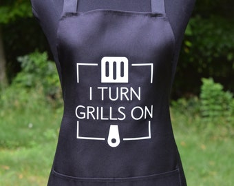 I Turn Grills On Funny Apron, Novelty BBQ Apron With Pockets, Gifts for Dad, Christmas Stocking Suffer For Him, Father's Day Gag Gift