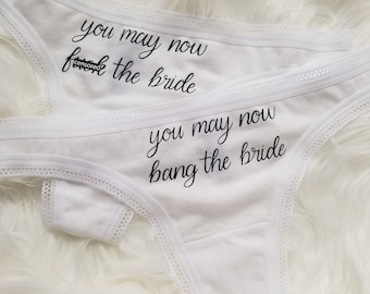 Sie können jetzt Bang F * ck the Bride String, Braut Flitterwochen Dessous, Junggesellinnenabschied Geschenk, lustige Hochzeitstag Unterwäsche, Höschen Spiel, Knebelgeschenk