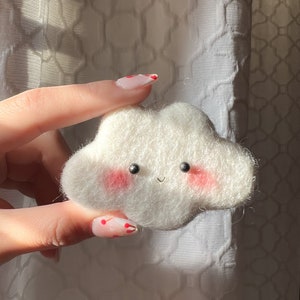 Filcowana chmurka Kawaii - Wełna chmurkowa - Puszysta chmurka - Miniaturowa chmurka - Uśmiechnięta chmurka - Miękki kwiatek dla dziecka - Mobil dla dziecka - Miękka dekoracja chmurkowa
