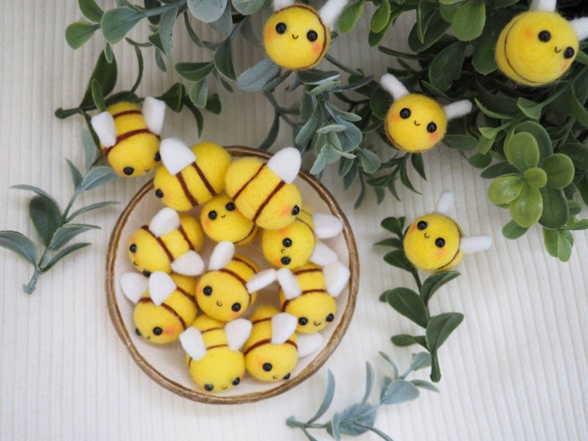 Flores Pequeñas Para Manualidades 50 Piezas Abejas De Fieltro - Incluye 30 Abejas Y 20 Flores, Para Manualidades, DIY Y Decoración Abejas Fieltro
