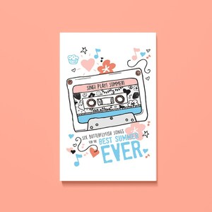 Könnte beinhalten: Eine weiße Karte mit einer handgezeichneten Illustration eines Kassettenbandes mit dem Text "SING! PLAY! SUMMER!" und "SIX BUTTERFLYFISH SONGS FOR THE BEST SUMMER EVER". Die Illustration ist von Herzen, Sternen und Noten umgeben.