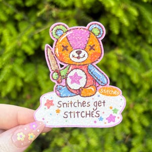Sticker Snitches Get Stitches - Sticker holographique imperméable arc-en-ciel pour bouteille d'eau/Stanley, voiture, ordinateur portable, téléphone, console de jeux