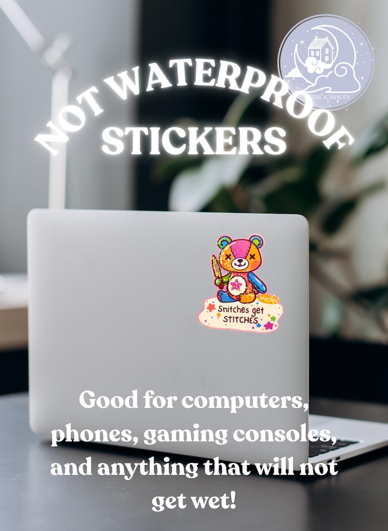 K&ouml;nnte beinhalten: Ein Laptop mit einem bunten Aufkleber eines B&auml;ren, der ein Messer h&auml;lt, mit dem Text "Snitches get STITCHES". Die Worte "NOT WATERPROOF STICKERS" stehen &uuml;ber dem Laptop. Der Text darunter lautet "Good for computers, phones, gaming consoles, and anything that will not get wet!"