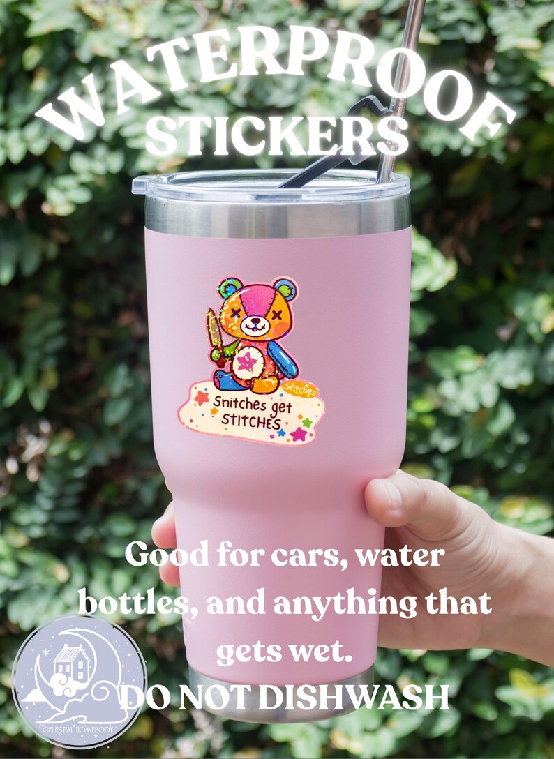 K&ouml;nnte beinhalten: Ein rosa isolierter Becher mit Edelstahlrand, mit einem bunten Aufkleber eines Teddyb&auml;ren, der ein Messer h&auml;lt. Der Aufkleber lautet "Snitches get STITCHES". Der Text "WATERPROOF STICKERS" befindet sich &uuml;ber dem Becher.
