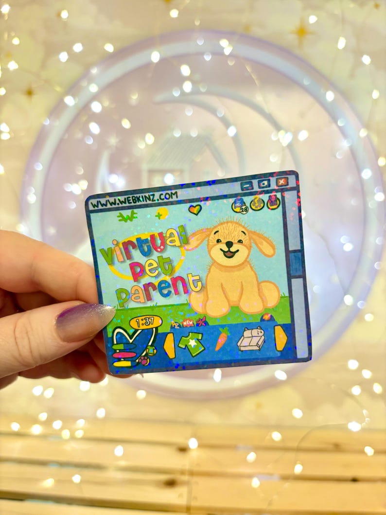 K&ouml;nnte beinhalten: Holografischer Aufkleber mit einem Cartoon-Welpen und dem Text "Virtual Pet Parent". Der Aufkleber hat einen blauen Rand und die Website-Adresse www.webkinz.com. Der Welpe ist hellbraun und sitzt auf gr&uuml;nem Gras.