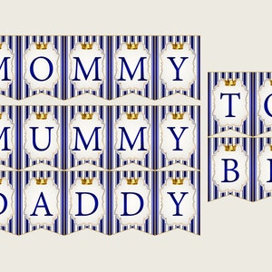 Puede incluir: Una pancarta a rayas azules y blancas con coronas doradas y el texto "Mommy to be Daddy" en letras blancas.
