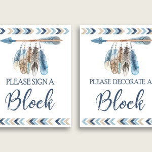 Op de afbeelding: Twee printbare borden met een blauw en bruin pijl- en verenontwerp. De tekst op de borden luidt "Onderteken alstublieft een blok" en "Decoreer alstublieft een blok".