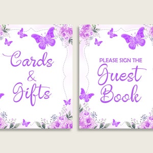 Puede incluir: Dos carteles imprimibles con un dise&ntilde;o floral y de mariposas de color morado. El primer cartel dice "Tarjetas y regalos" y el segundo cartel dice "Por favor, firme el libro de visitas".