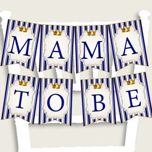 Puede incluir: Una pancarta a rayas azules y blancas con coronas doradas y el texto "MAMA TO BE".