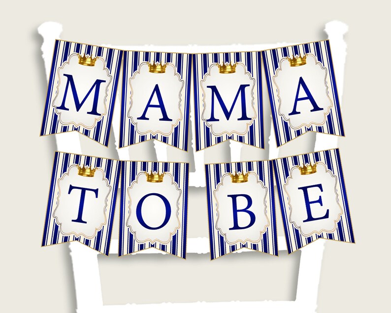 Puede incluir: Una pancarta a rayas azules y blancas con coronas doradas y el texto "MAMA TO BE".