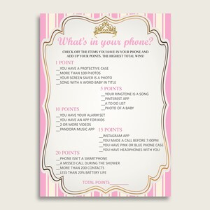 Puede incluir: Una tarjeta de juego imprimible rosa y blanca con una corona dorada en la parte superior. El título es "What's in your phone?" y la tarjeta enumera los elementos que se deben marcar y los puntos que se deben otorgar por cada elemento. Los elementos incluyen tener una funda protectora, más de 100 fotos, un protector de pantalla que es una foto, una canción con la palabra "bebé" en el título, un tono de llamada que es una canción, una aplicación de Pinterest, una lista de tareas pendientes, una foto de un bebé, una alarma configurada, una aplicación para niños, 2 o más videos, una aplicación de Pandora Music, una aplicación de Instagram, una llamada realizada antes de las 7:00 pm, una funda de teléfono rosa o azul, auriculares, un teléfono inteligente, una llamada perdida durante la ducha, más de 200 contactos, menos del 20% de duración de la batería. Hay una línea en la parte inferior para el total de puntos.