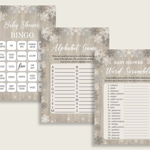 Puede incluir: Tres tarjetas de juego imprimibles para una baby shower con tem&aacute;tica invernal. Las tarjetas est&aacute;n sobre un fondo de madera con copos de nieve. La primera tarjeta es un bingo con art&iacute;culos relacionados con beb&eacute;s. La segunda tarjeta es un juego de alfabeto con instrucciones para escribir una palabra para cada letra del alfabeto. La tercera tarjeta es un juego de palabras revueltas con instrucciones para desentra&ntilde;ar las palabras para encontrar el art&iacute;culo relacionado con beb&eacute;s.