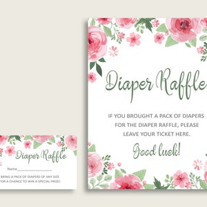 Puede incluir: Un cartel de rifa de pa&ntilde;ales con tem&aacute;tica floral rosa y verde, con el texto "Diaper Raffle" e instrucciones para que los invitados dejen su boleto si trajeron pa&ntilde;ales. El cartel tambi&eacute;n dice "&iexcl;Mucha suerte!"