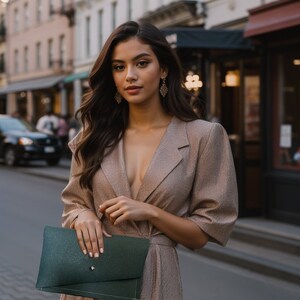 Bolso de mano cosido de cuero verde azul brillante con cierre magnético