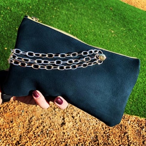 Cartera de mano con cadena de cuero azul marino / Monedero de cuero azul marino / Cartera de mano de gamuza