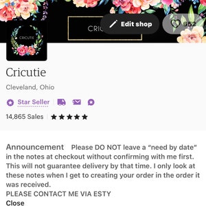 Peut inclure: Banni&egrave;re de boutique Etsy Cricutie avec un motif floral en rose, jaune et bleu. La banni&egrave;re a un fond noir avec un cadre dor&eacute;. Le texte "Cricutie" est en blanc et le texte "Modifier la boutique" est en blanc avec une ic&ocirc;ne de crayon. La banni&egrave;re a &eacute;galement une ic&ocirc;ne de c&oelig;ur avec le nombre 652. Le texte "Star Seller" est en violet avec une ic&ocirc;ne d'&eacute;toile. Le texte "14,865 Ventes" est en noir. Le texte "Annonce Veuillez NE PAS laisser de "besoin pour la date" dans les notes lors du paiement sans me confirmer au pr&eacute;alable. Cela ne garantira pas la livraison &agrave; cette date. Je ne regarde ces notes que lorsque je cr&eacute;e votre commande dans l'ordre o&ugrave; elle a &eacute;t&eacute; re&ccedil;ue. VEUILLEZ ME CONTACTER VIA ESTY Fermer" est en noir.