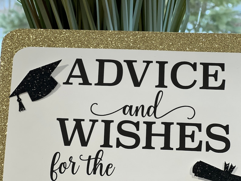 Peut inclure: Une carte blanche avec une bordure dor&eacute;e scintillante et du texte noir qui dit "Conseils et v&oelig;ux pour le". Il y a un chapeau de graduation noir et un dipl&ocirc;me noir sur la carte.