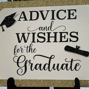 Peut inclure: Une pancarte blanche avec une bordure dor&eacute;e scintillante et du texte noir qui dit "Conseils et v&oelig;ux pour le dipl&ocirc;m&eacute;". Il y a un bonnet de dipl&ocirc;m&eacute; noir et un dipl&ocirc;me sur la pancarte.