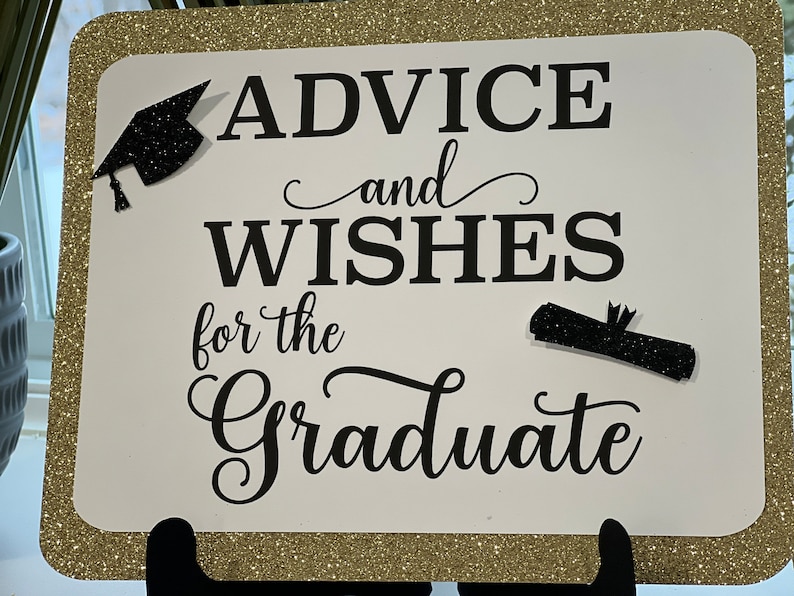 Peut inclure: Une pancarte blanche avec une bordure dor&eacute;e scintillante et du texte noir qui dit "Conseils et v&oelig;ux pour le dipl&ocirc;m&eacute;". Il y a un bonnet de dipl&ocirc;m&eacute; noir et un dipl&ocirc;me sur la pancarte.