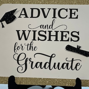 Peut inclure: Une pancarte blanche avec une bordure dor&eacute;e scintillante. La pancarte dit "Conseils et v&oelig;ux pour le dipl&ocirc;m&eacute;" avec une silhouette noire de chapeau de graduation et de dipl&ocirc;me.