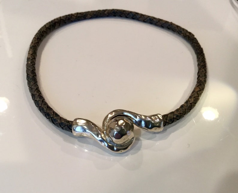 Hammered Silver front closure magnetic choker bolo leather
