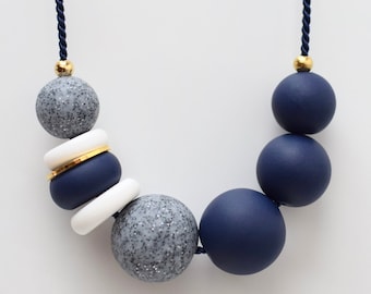 Collana Navy Statement, collana Blue Chunky, collana moderna con perline, collana Blue Ball, gioielli in argilla polimerica, collana geometrica fatta a mano