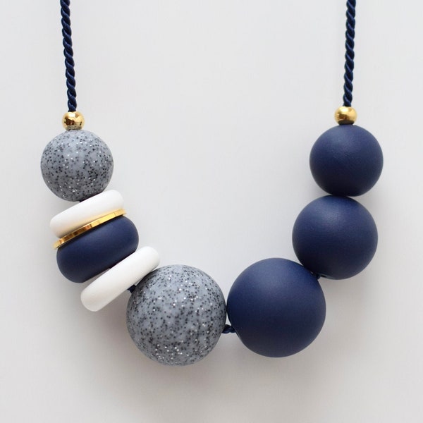 Collana Navy Statement, collana Blue Chunky, collana moderna con perline, collana Blue Ball, gioielli in argilla polimerica, collana geometrica fatta a mano