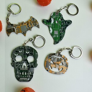 Kretskorts-läskiga nyckelringar - Läskig datanörd-present - Halloween-festpresenter - Festpåsefyllningar - Bus eller godis-presenter