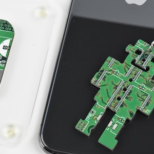Brelok z zielonym robotem na płytce drukowanej Prezent dla geeków Prezent na dzień ojca Akcesoria technologiczne Brelok dla dzieci Prezent dla robota Fajny brelok Prezent na dzień matki