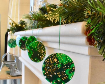 Bola de Natal com placa de circuito (pacote com 4) - Decoração para nerds - Bola de Natal para nerds - Enchedor de meias - Engenheiro - Amigo secreto