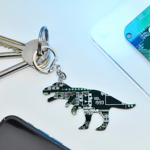 Platine T-Rex Schlüsselanhänger - Geeky Weihnachtsgeschenke - Software-Entwickler - Tech Zubehör - Dinosaurier Schlüsselanhänger - Kinder Strumpffüller