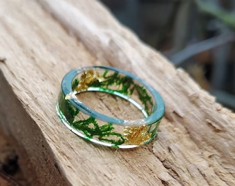 Green sea moss resin ring, Dried moss gold flakes epoxy ring, simple wedding band, frog lesbian jewelry, Christmas best friend gift for her