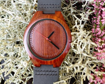 Handgemaakt heren houten horloge, Rood sandaal houten horloge met doos, Aangepast horloge voor mannen, Mans best verkopende houten artikelen, Groomsmen voorstel geschenken