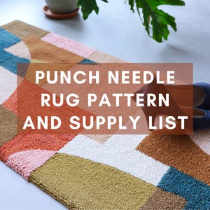 Pode incluir: Um tapete retangular de agulha de perfuração com um padrão geométrico em tons de castanho, laranja, rosa, branco e azul-petróleo. O texto "PUNCH NEEDLE RUG PATTERN AND SUPPLY LIST" está sobreposto no tapete. Um par de sapatos azuis repousa sobre o tapete.